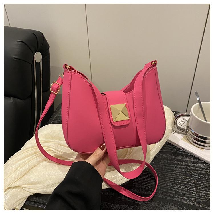 

Повседневная текстурная сумка большой вместимости 2025 новая модная повседневная простая сумка кроссбоди на одно плечо под мышкой в форме полумесяца женская