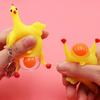 Lustiger Mini-Hühnchen-Schlüsselanhänger Weiches Quetschspielzeug Plastikhenne und Ei Stressabbau-Spielzeug Neuheit Scherzgeschenk für Kinder und Erwachsene