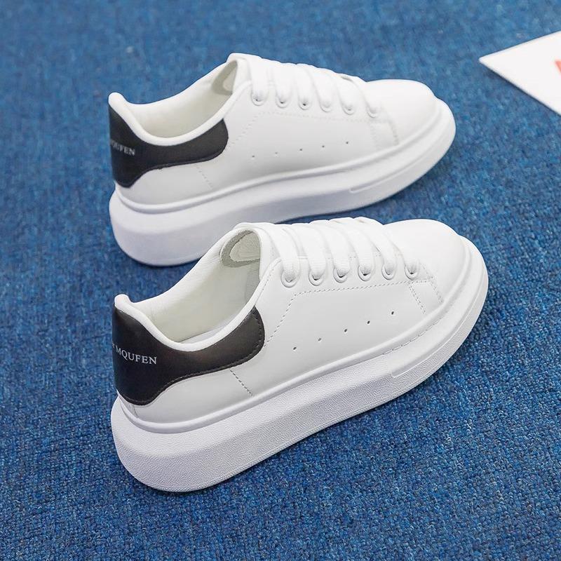 Zapatos blancos pequeños McQueen para mujer 2025 primavera y otoño nuevos versátiles de suela gruesa con aumento de altura interior zapatos deportivos de plataforma zapatos de papá marea ins