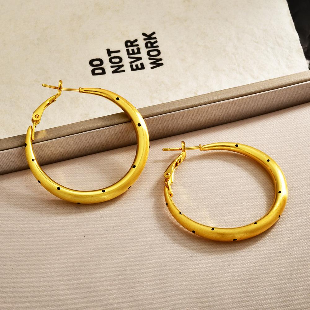 

Корейские серьги-кольца в горошек с матовой поверхностью, серьги нишевого стиля с высококлассным темпераментом, преувеличенные и простые универсальные серьги для женщин