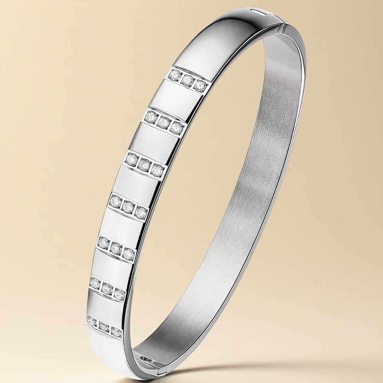 Women s High-end Luxury Buckle Bracelet European and American High-end 17CM