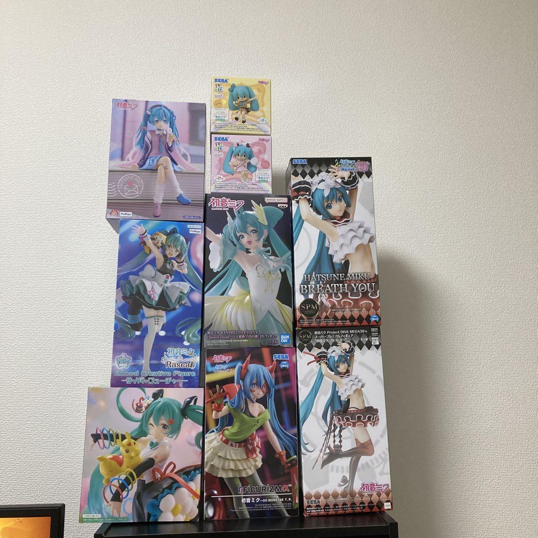 

[USED] Hatsune Miku figure set of 9