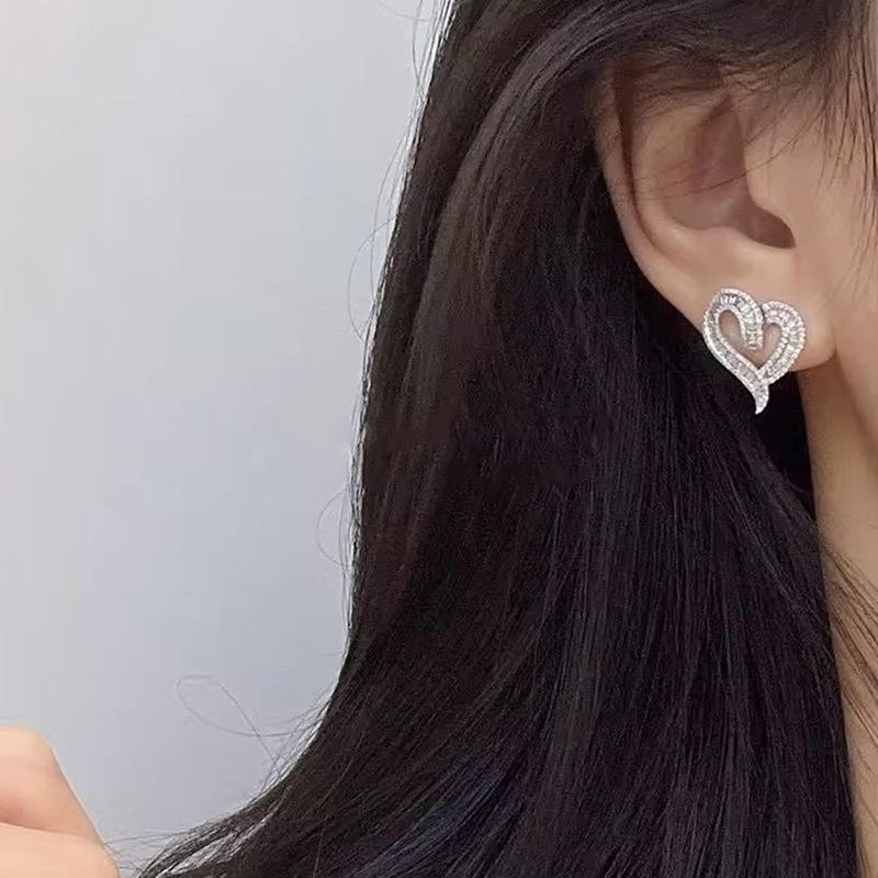Love heart-shaped light luxury stud earrings for women, princess elegant lady jewelry hollowed out
