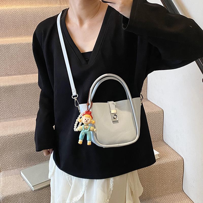 Högklassig liten väska dam 2025 ny mode mångsidig axelremsväska sommar populär handväska hinkväska