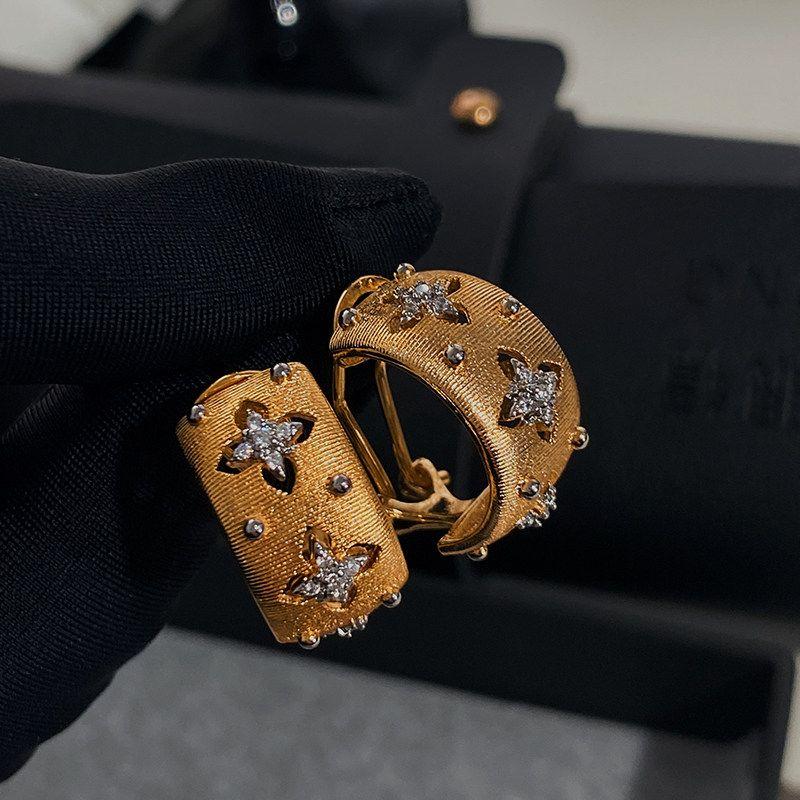 

Hollow Four-Leaf Clover Earrings 2026 New Popular Style European and American Metal Brushed Light Luxury High-End French Star Ear Clips Gold