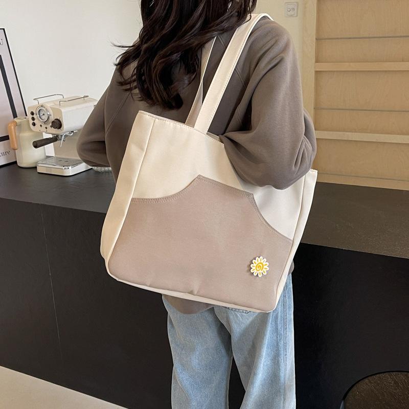Korean version of large-capacity contrasting color tote bag 2025 new casual foreign niche design personalized simple shoulder bag