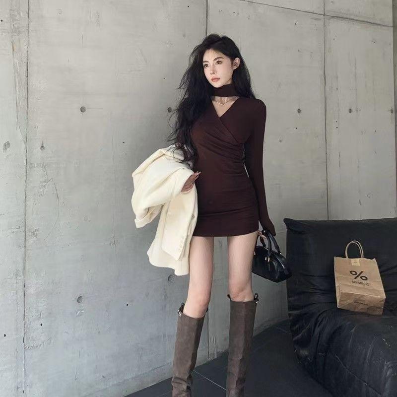 Black Sexy V-neck Neck Dress for Women's Autumn and Winter Inner Lining with a Coat, Slim Waist and Hip Short Skirt