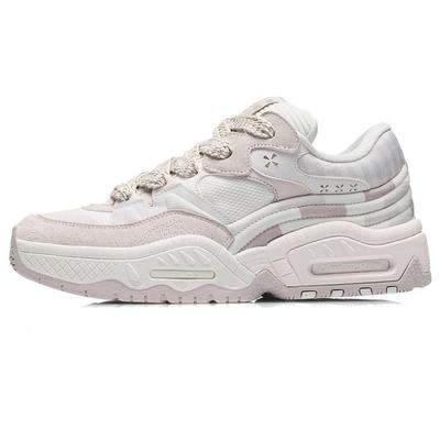 Li Ning CF The One Zapatillas Versátiles con Amortiguación y Aumento de Altura de Suela Gruesa, Zapatillas Deportivas Casuales de Caña Baja, Zapatillas para Hombre Blanco Arena Gris AGCR437-1