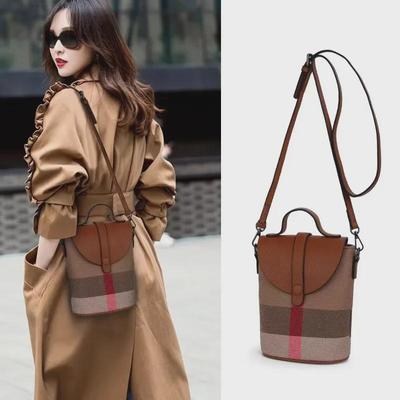 Mini sac à bandoulière en cuir de luxe léger pour femme - Design à carreaux élégant, sac à main à bandoulière léger et polyvalent.