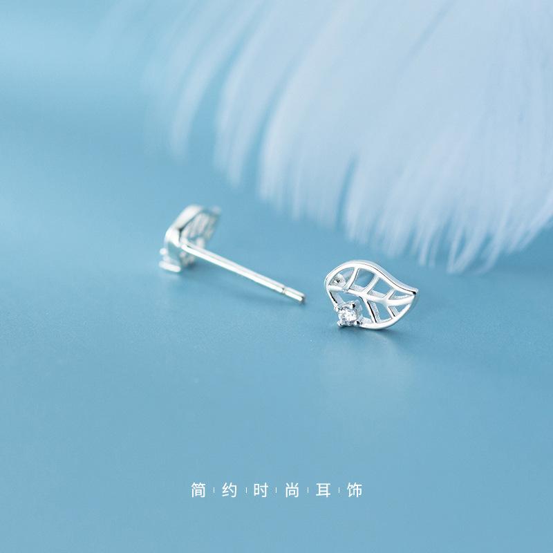 No Need To Pick Leaves To Sleep. Female Stud Earrings Are Fresh and Cute. Mini Leaf Earrings Have A Simple Temperament and Student Earrings.