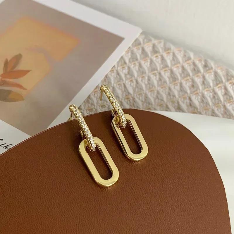 Goldfarbene Hängeohrringe mit glänzendem Zirkon-Dekor Elegantes minimalistisches Doppelschleifen-Design Creolen Schmuck Geschenk für Frauen