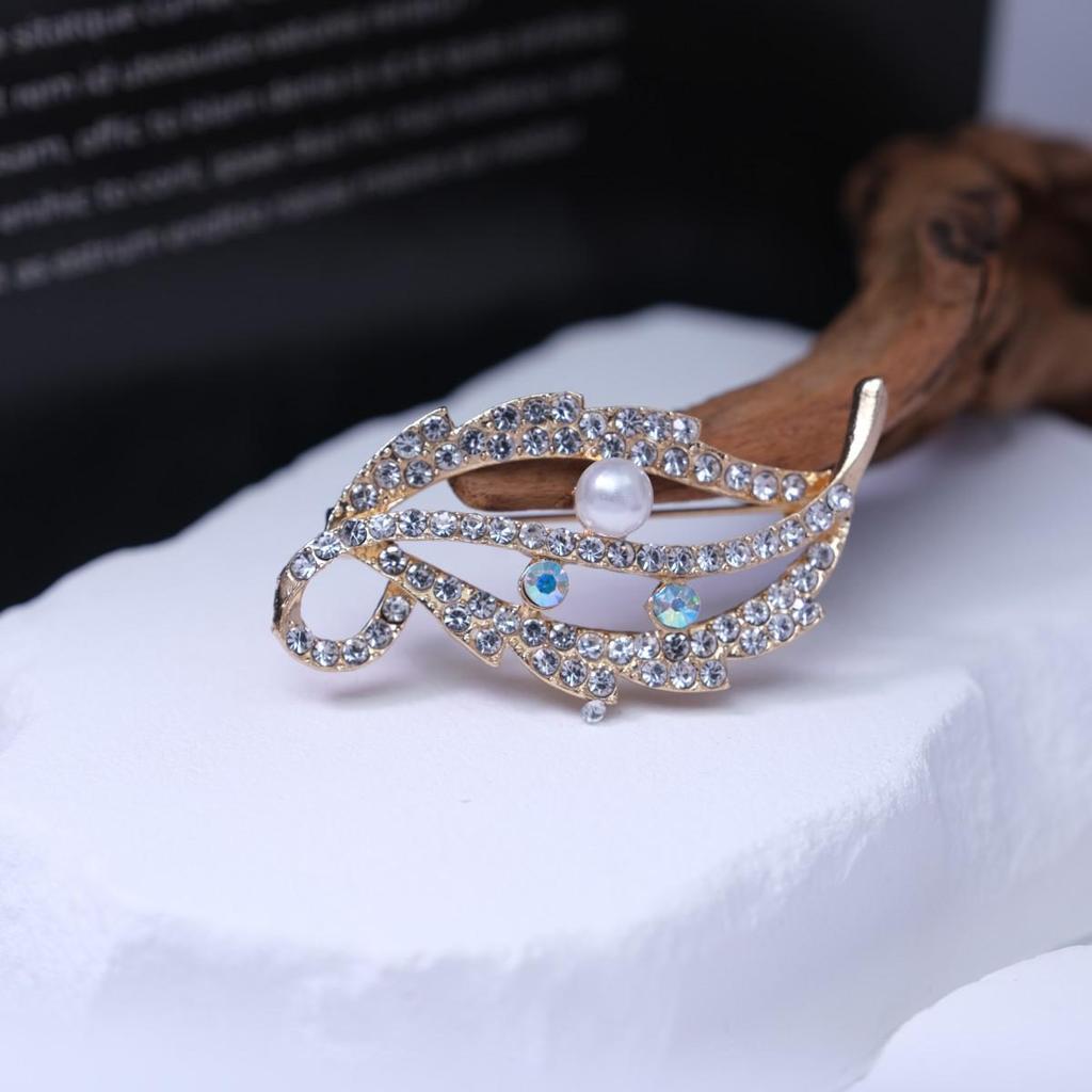 European & American Retro Gold Leaf Pearl Brooch - Fashionable, Versatile, Anti-Exposure Accessory