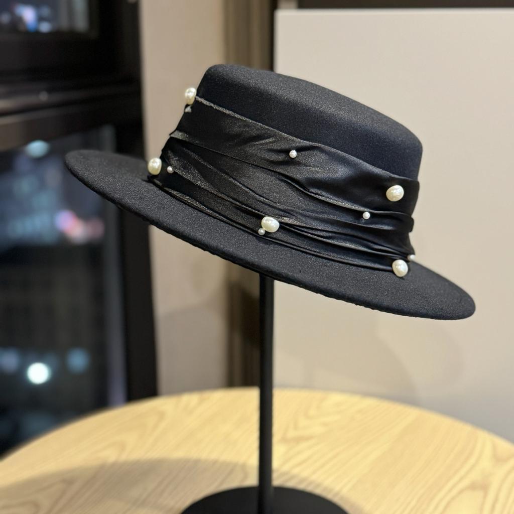 Ultra-rich Gold Pleated Ribbon Pearl White Flat Top Autumn and Winter Woolen Hat for Women High End Fashion Holiday Trend
