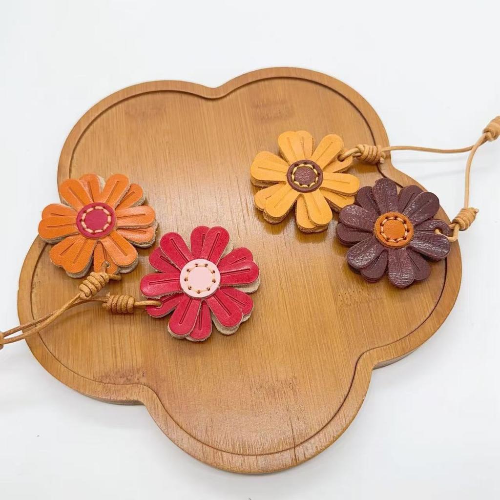 Creative Tanned Leather Small Daisy Sweet Handmade Keychain Bag Pendant Bag Hanging Jewelry Keychain