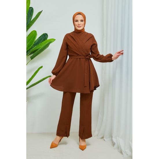 Costum pentru damă, cu guler dublu, cu brâu, din crep hijab