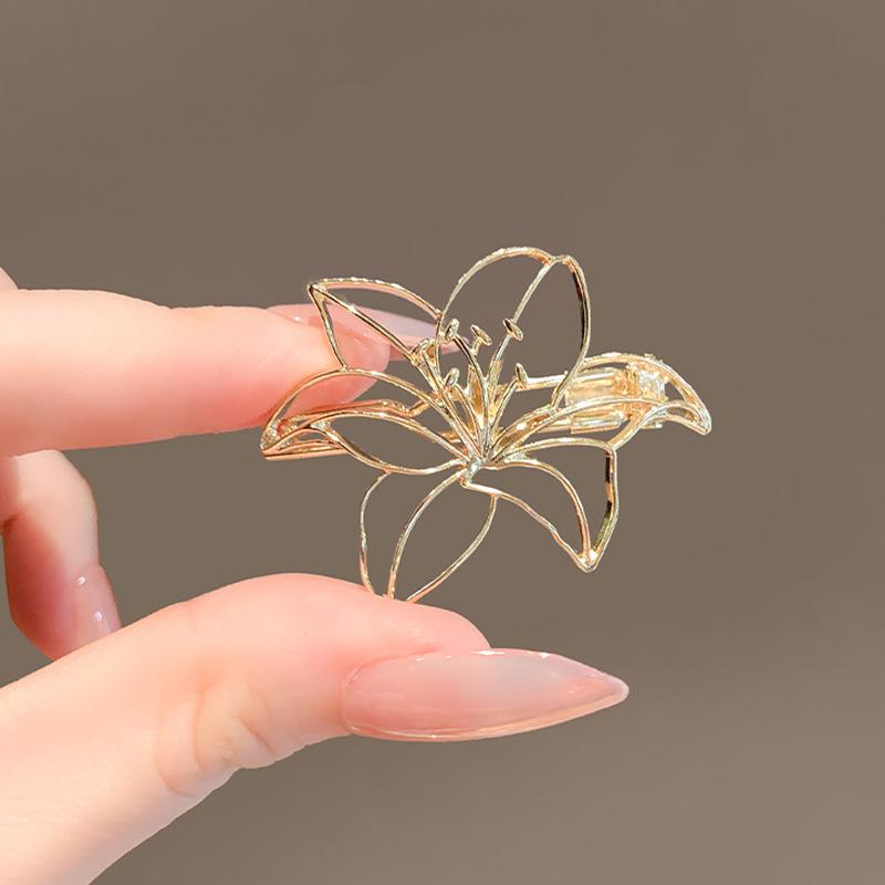 Elegant Alloy Brooch: Premium Niche Women's Versatile Corsage for Coats and Suits