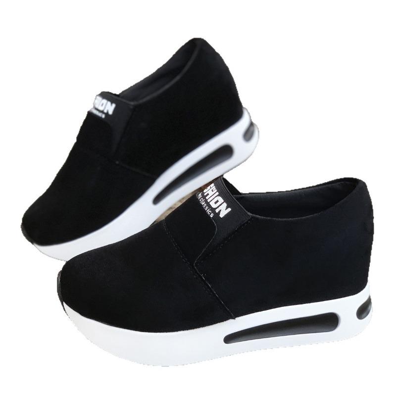 New Large-sized Thick-soled Casual Sports Shoes for Women with An Insole That Increases Height and Has A Sponge Sole
