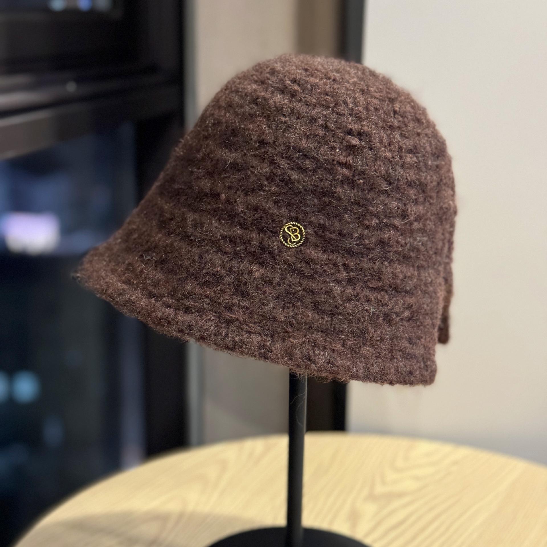 

Новый стиль Разрез сзади Осень и Зима Ретро Модный Металлическая этикетка Теплая Вязаная Шапка-рыбак для Женщин Подчеркивающая Лицо Маленькая Шляпа-ведро Трендовая one size