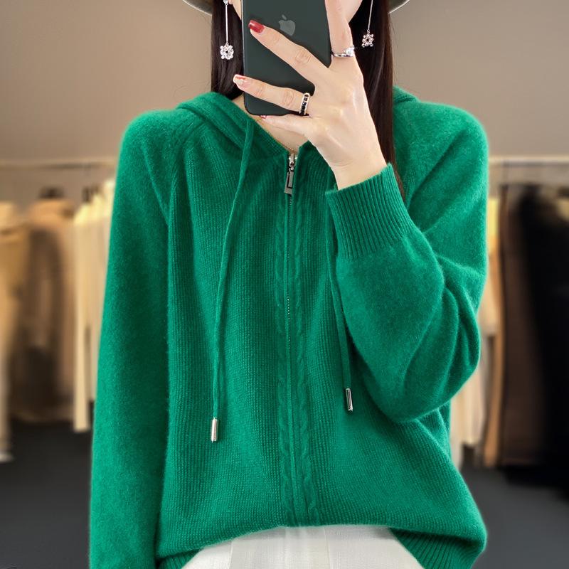 Dámský vlněný svetr podzim 2025 - Jednobarevný, na zip, s kapucí, přiléhavý pletený oděv.
