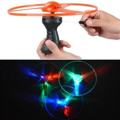 Funny Spinning Flyer Svetelný lietajúci UFO LED svetelná rukoväť Flash lietajúce hračky pre deti Vonkajšia hra