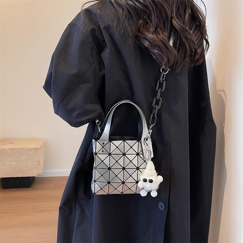 IELGY women's fashion portable shoulder bag, diamond chain messenger bag