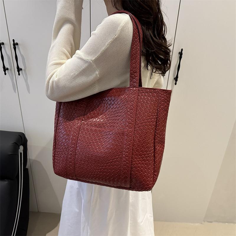 New Simple and Fashionable Solid Color Tote Underarm Shoulder Bag Retro Woven Pattern Large Capacity Casual Bag