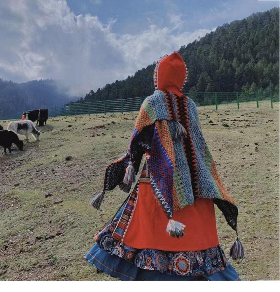 Handgestrickter Schal und Klimaanlagen-Cape im Ethno-Stil mit Quasten