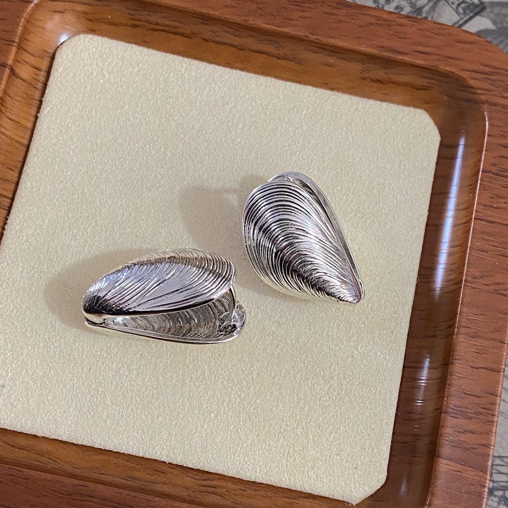 1 Pair Of Shell Threaded Ear Studs, Light Luxury High-End Niche Earrings, Retro Temperament Versatile Earrings