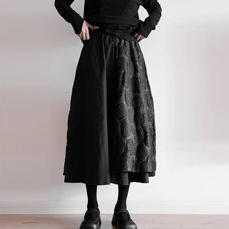 

Цветочные вставки универсальны и стройнят винтажную юбку с завышенной талией L