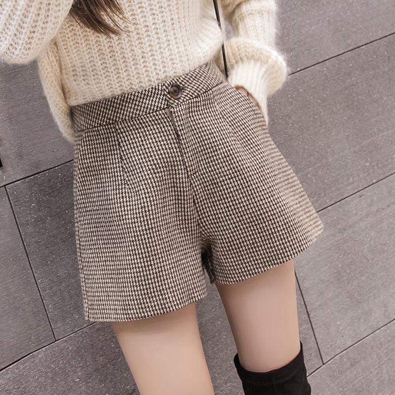 

Women’s High-Waisted Woolen Houndstooth A-Line Shorts - Autumn/Winter 2022 M