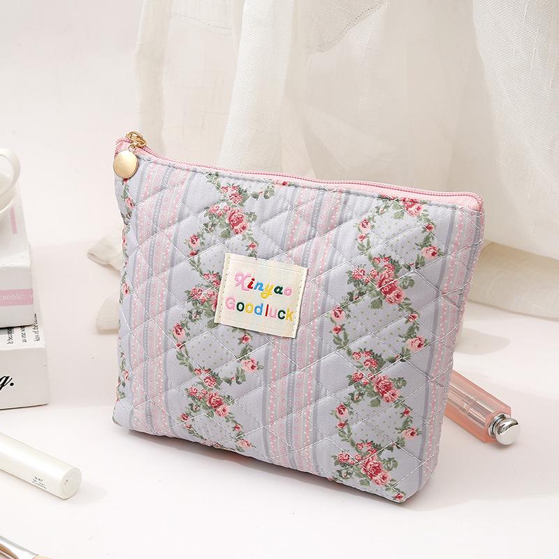 High-Capacity Quilted Floral Cosmetic Bag - Stylish, Compact, and Convenient