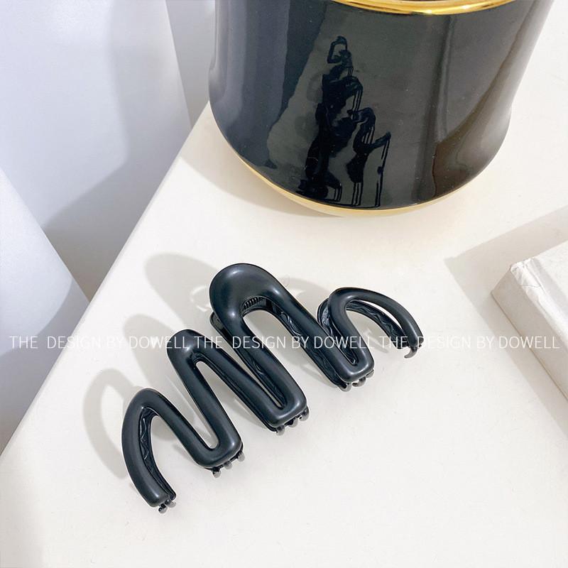 

Premium Geometric Design Alloy Hair Claw Clip For Chic Hairstyles Available In Various Colors Matte Black