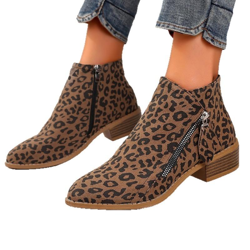 Damen Chelsea Boots mit Leopardenmuster in weiter Weite, spitzer Zehenpartie, Reißverschluss an der Seite, Stiefeletten mit Blockabsatz aus Wildleder für Damen