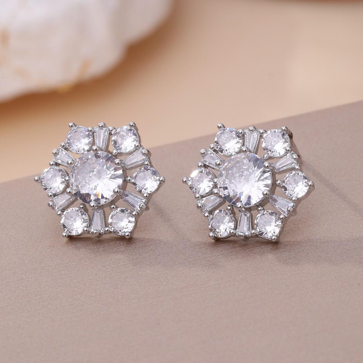 Корейско-японский стиль Серьги-гвоздики Цветок-снежинка из циркония - Легкая роскошь Нишевый дизайн белый