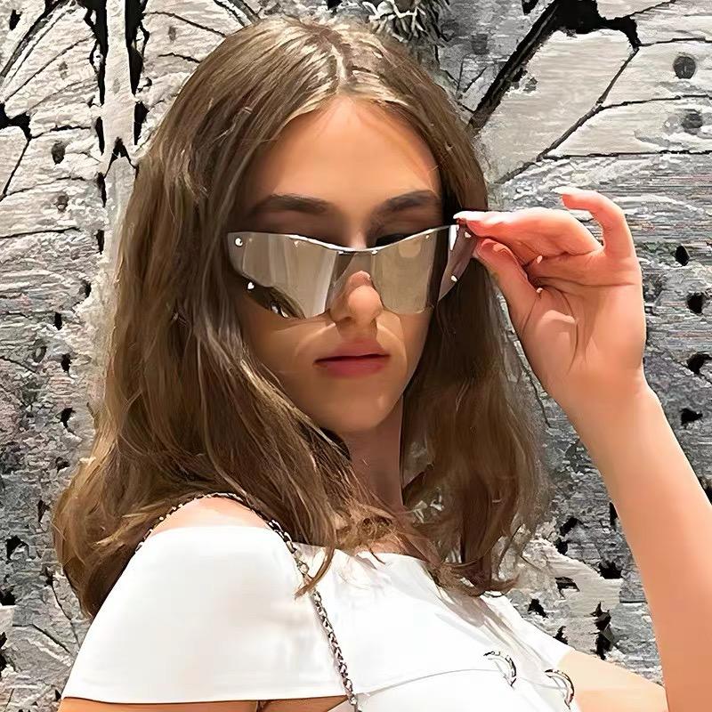 Vintage One Piece Cat Eye Sunglasses Women For Men Luxury Brand Designer Sun Glasses Popular Outdoor Goggle Punk Rivet Shades