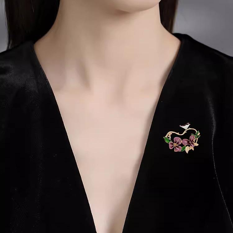 Retro Blume Zweig Vogel Brosche High-End Weiblich Zarte Iris Vogel Brosche Nische Design Anstecknadel Kleidung Accessoires