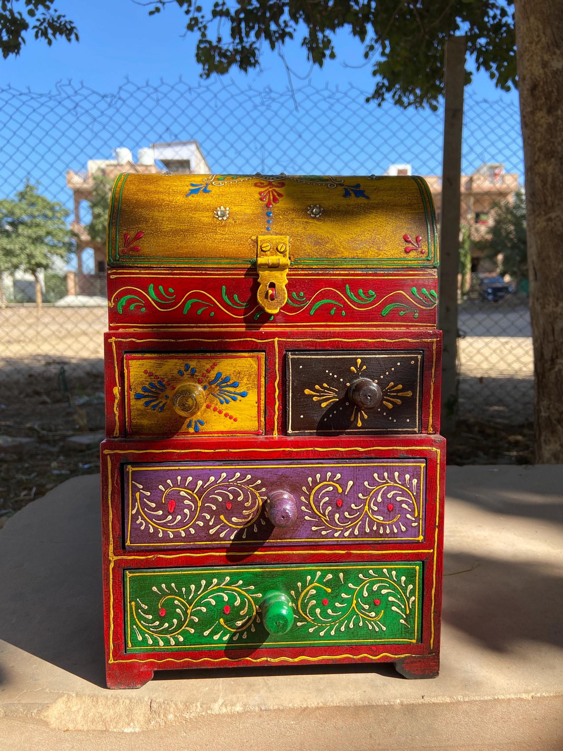 

Деревянный сундук с ящиками, состаренный: Рельефный Расписной Декор 16” X 8” X 24” (l x w x h) разноцветный