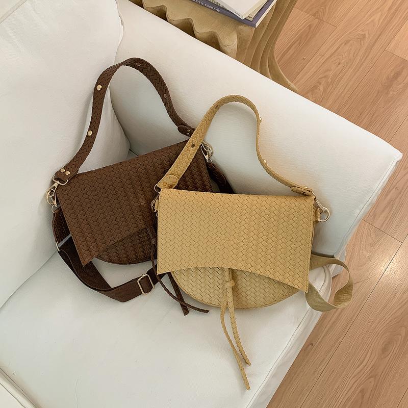Women's French Style Personalized Woven Pattern Embossed Armpit Bag with Elegant Temperament, Commuting Style Shoulder Bag