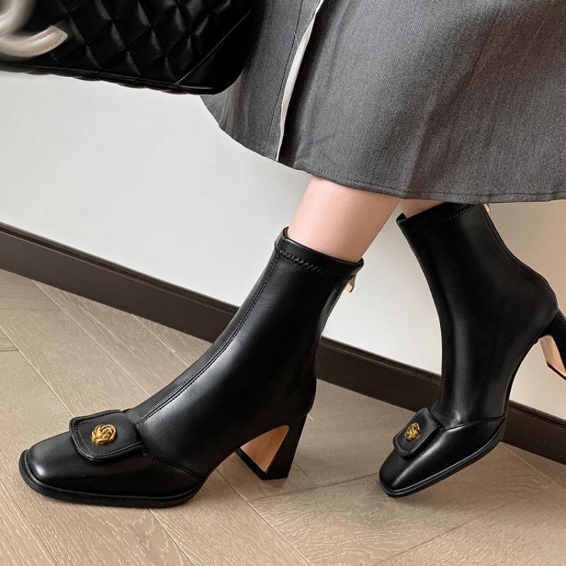 Modne botki na francuskim obcasie w stylu vintage z kwadratowym noskiem i kamelią, dopasowane botki damskie