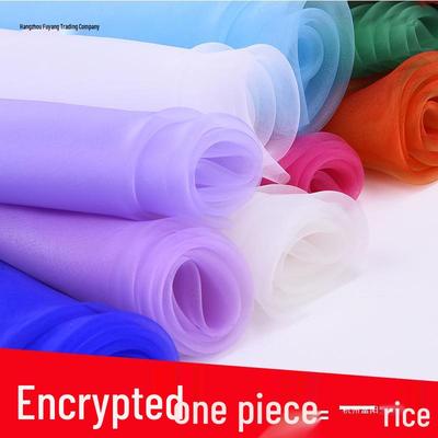 Schwarzer und rosa floraler Hochzeits-Hintergrund mit transparenten Organza-Tüll-Drapierungen