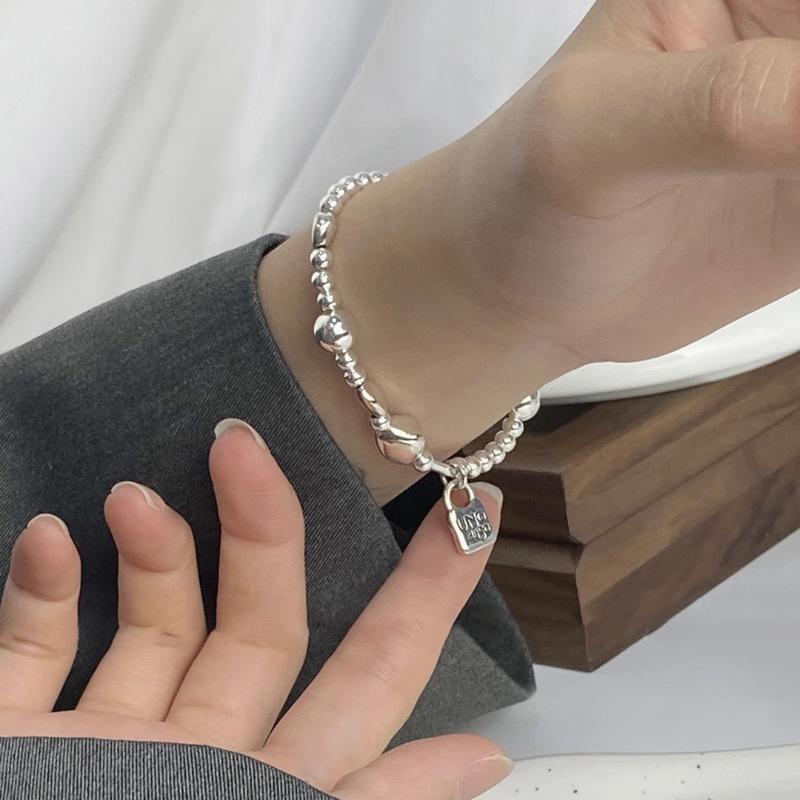 

Новая мода для женщин Буква Замок Подвеска Беспорядочные бусины Браслет Мода Праздничные украшения Подарок