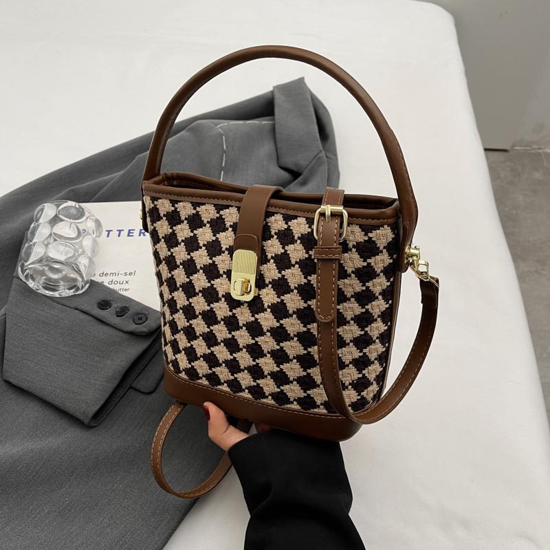 Chic Plaid Shoulder Bag Women s 2023 New Winter Fashionable Bucket Bag