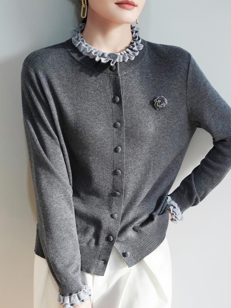 Retro Chic Merino-Woll-Cardigan mit Rüschenkragen und 3D-Blumendesign