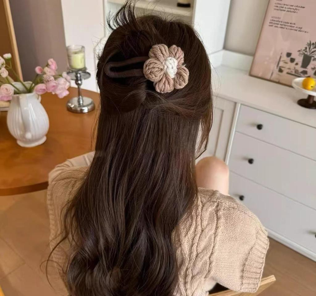 Retro Plush Flower Duck Hairpin – Elegant Fabric Hair Accessory