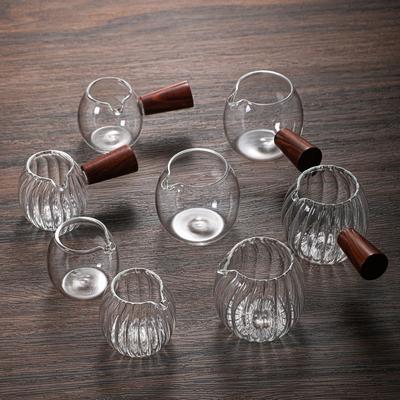 Neuer kleiner Glas-Milchkännchen, handgeblasenes Glas-Milchkännchen, Messbecher für Kaffee-Flüssigkonzentrat, kleiner Milchkännchen mit Holzgriff, Milchkännchen