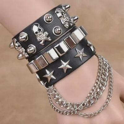 Europäisches und amerikanisches mehrschichtiges Punk-Armband aus Leder mit Totenkopfnieten