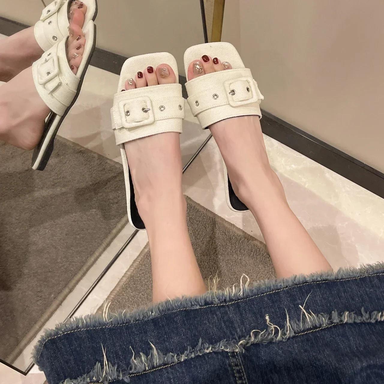 

Ношение сандалий и тапочек для женщин 2024 года Новые летние пляжные шлепанцы с квадратным носком Универсальные джинсовые синие туфли на плоской подошве с квадратной пряжкой 36 бежевый