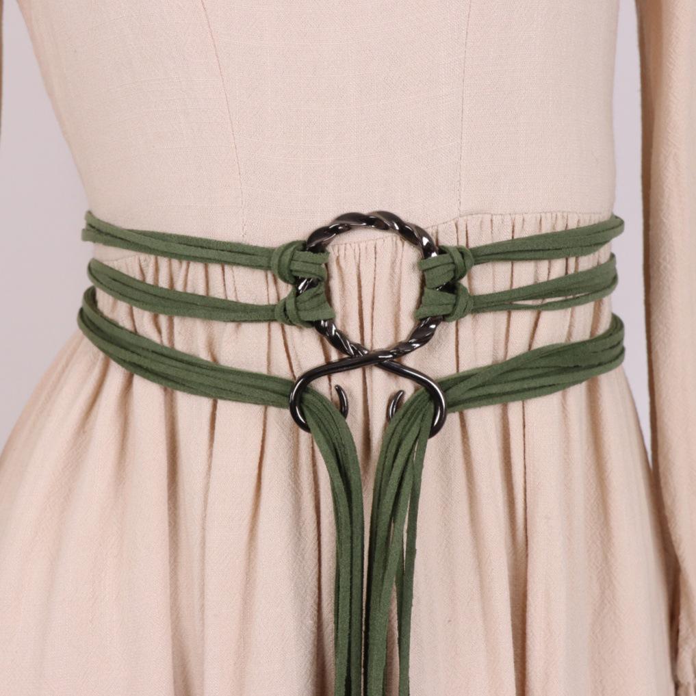 Serpentinenförmiger nordischer mittelalterlich-renaissancezeitlicher Webgürtel mit dekorativer Taillenkette