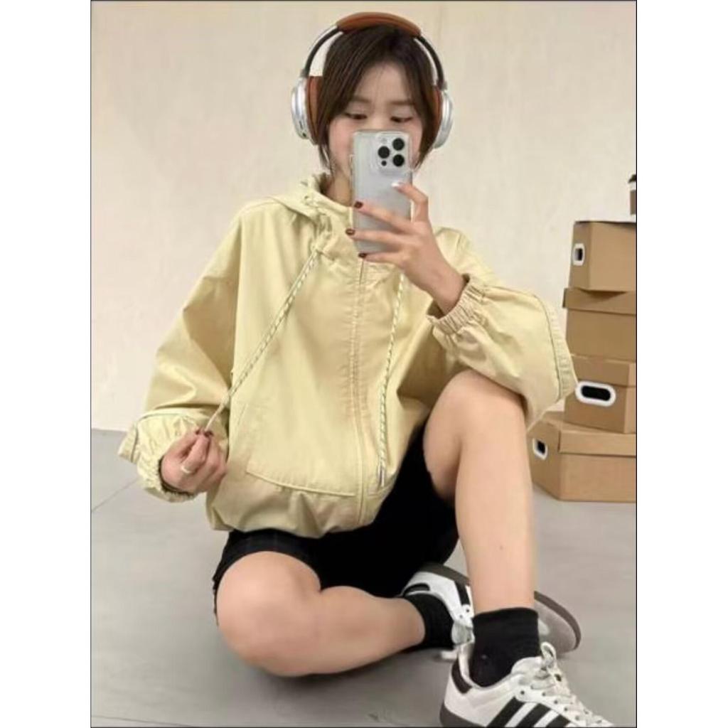 European-Style Hooded Women's Windbreaker: Trendy Loose-Fit Jacket for Spring & Autumn