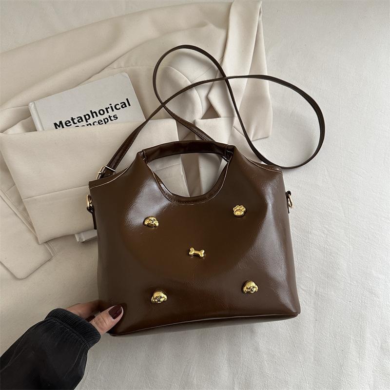 

2025 новая сумка женская сумка с высокой ценностью заклепки щенок сумка через плечо сумка-мессенджер универсальная ретро